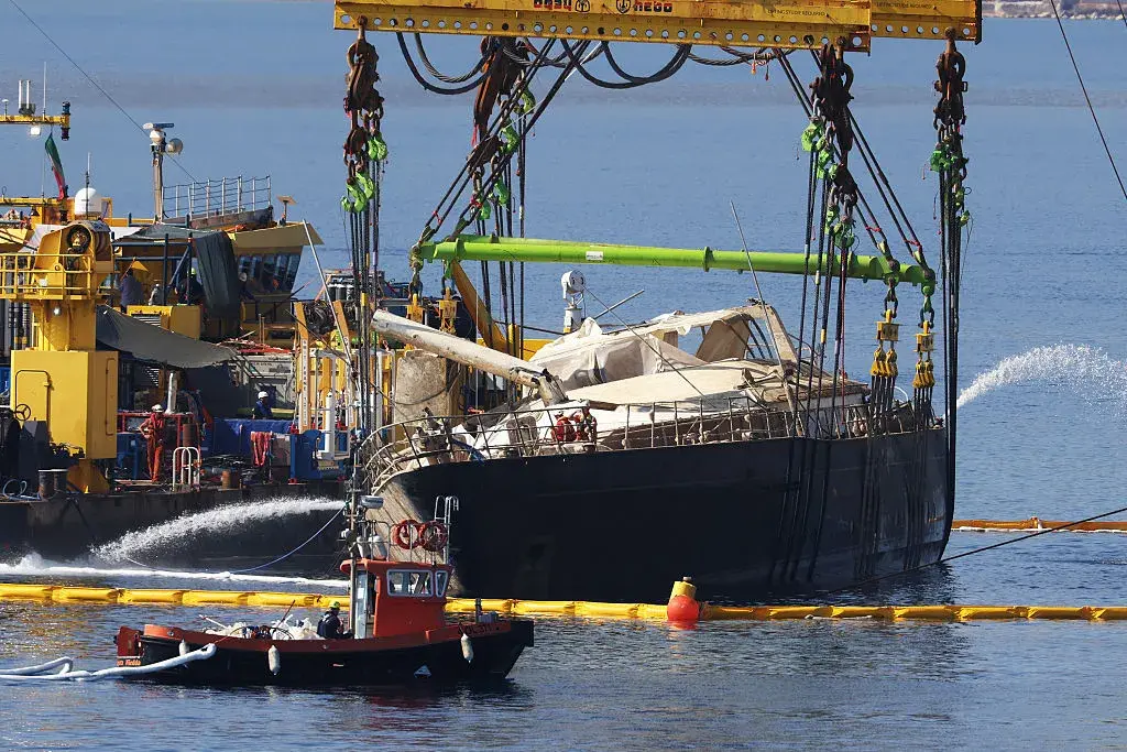 Тече операция по изваждане на суперяхтата на Майк Линч, потънала край Сицилия