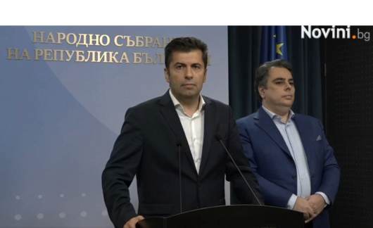 Кирил Петков и Асен Василев отричат натиск над напусналите ПП районни кметове