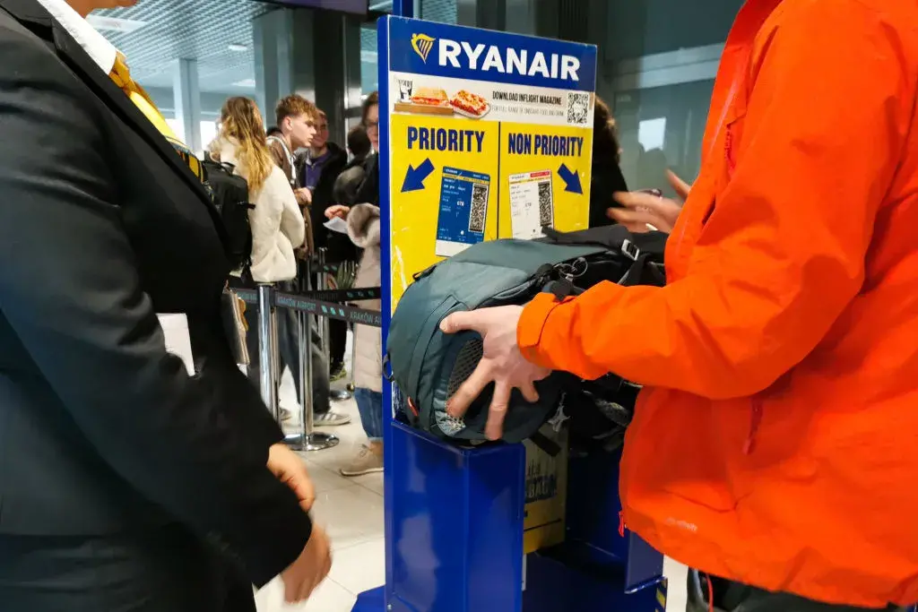 Ryanair обмисля по-големи бонуси за служителите, които хващат пътници с наднормен багаж