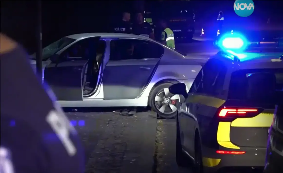 Мъж е със счупен крак и ръка, след като кола се вряза в спирка в Пловдив