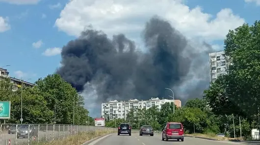Голям пожар засегна покрива на Техническия университет във Варна