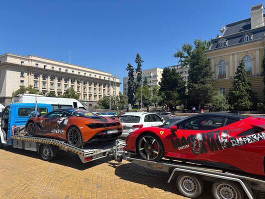 Как МВР набързо дерегистрира Ferrari и McLaren на "Величие", облепени със стикери срещу Борисов и Пеевски