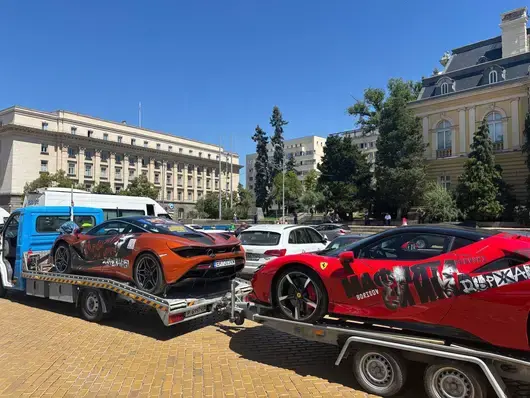 Как МВР набързо дерегистрира Ferrari и McLaren на "Величие", облепени със стикери срещу Борисов и Пеевски