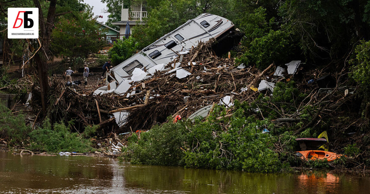 Смъртта на поне 51 души е потвърдена след мощното наводнение,