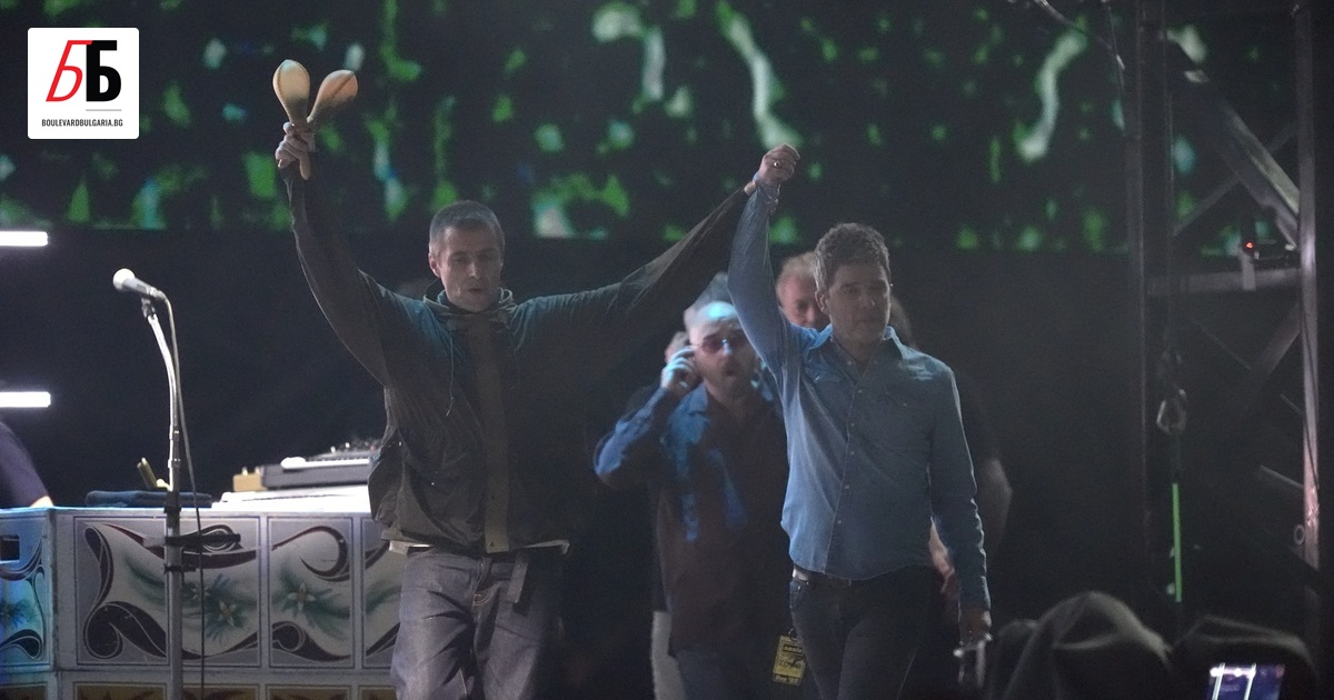 Всичко започва с едно дългоочаквано “Hello, което феновете почти бяха