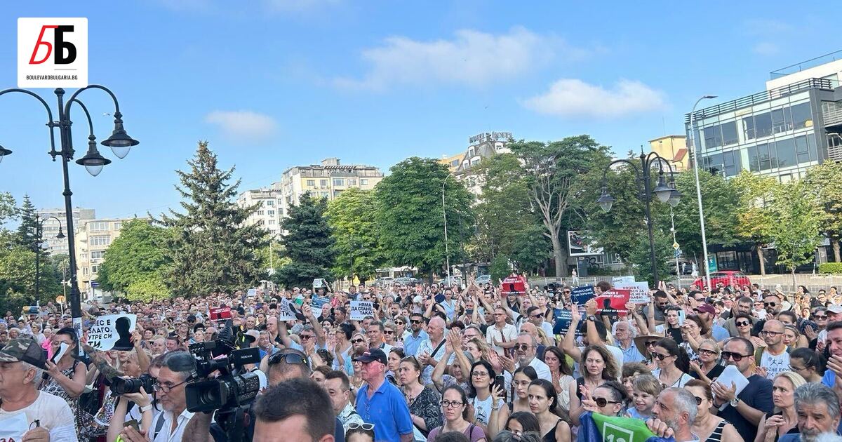 Голямо множество симпатизанти на Благомир Коцев се събраха пред Община