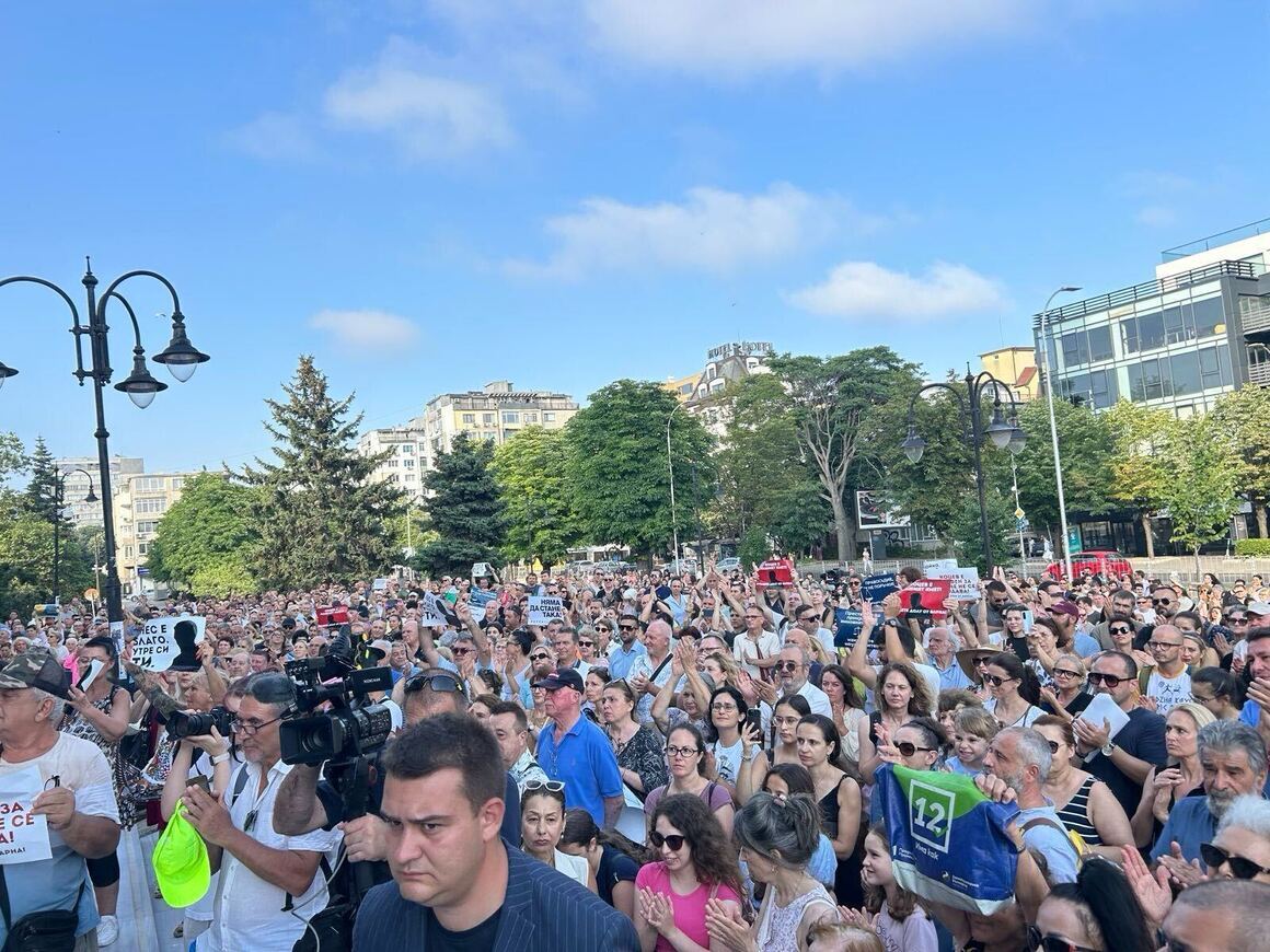 Протестът във Варна след ареста на кмета: "Днес е Благо, утре си ти"