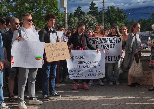 СУ проверява дали не е допуснат гаф с огромните такси за платено обучение