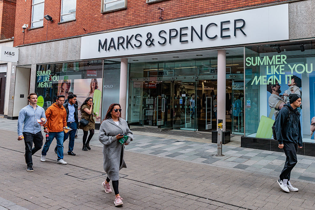 Англия арестува четирима младежи за мащабната кибератака срещу Marks & Spencer