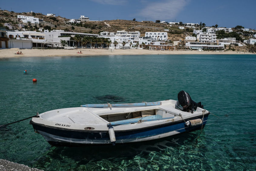Маските на открито стават задължителни в Миконос и Халкидики
