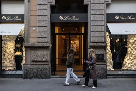 Тихият лукс на Loro Piana попадна в скандал за експлоатация на работници