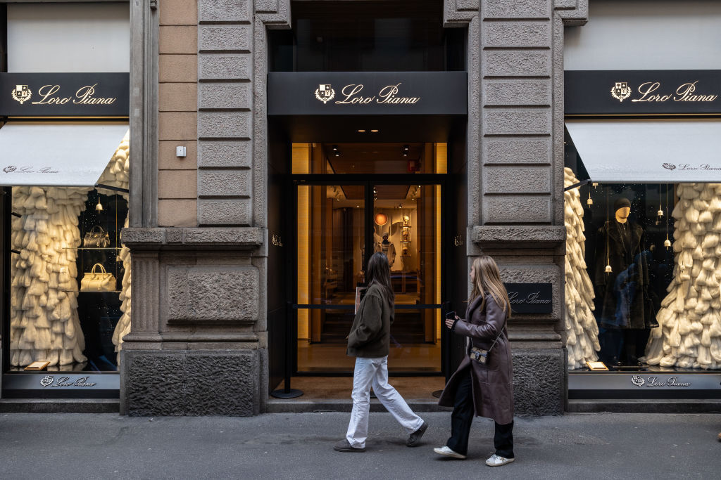 Тихият лукс на Loro Piana попадна в скандал за експлоатация на работници