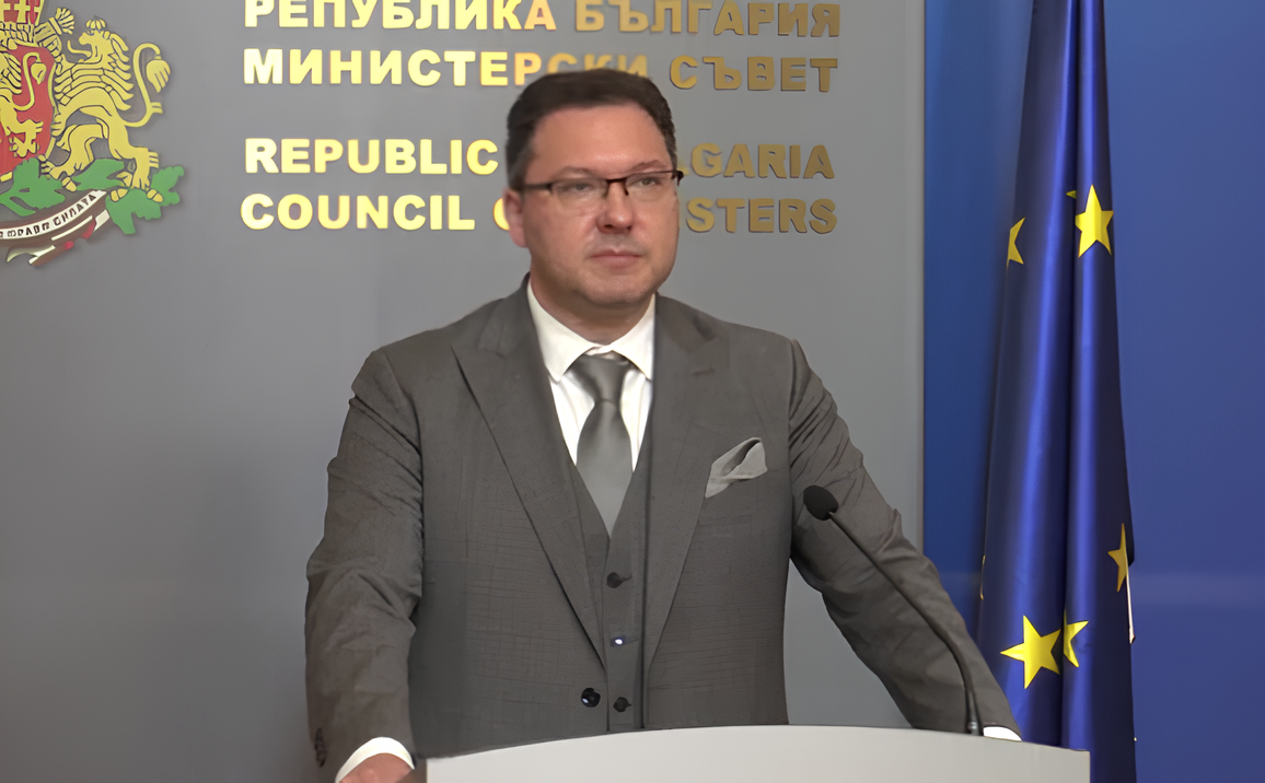 „Няма теч" към разбитата фабрика за цигари, увери Митов, след като властта го "скри" от парламентарно изслушване