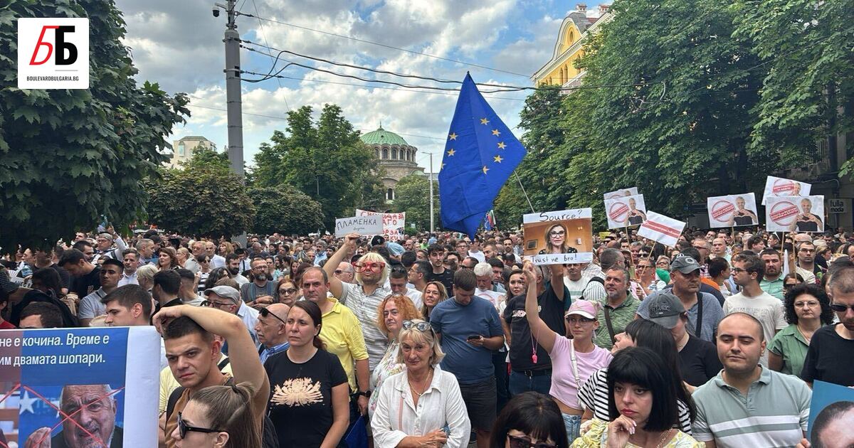 Граждани изпълниха улиците пред Съдебната палата в София, за да