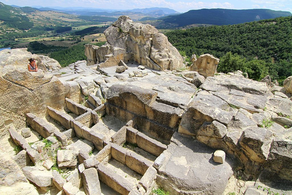 Археолози разкриват нов пласт от историята на Перперикон – каменни сечива на 7000 години