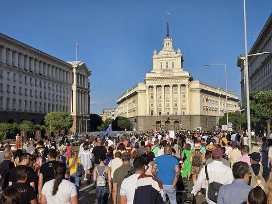 Протестното шествие тръгна от Съдебната палата към Народното събрание