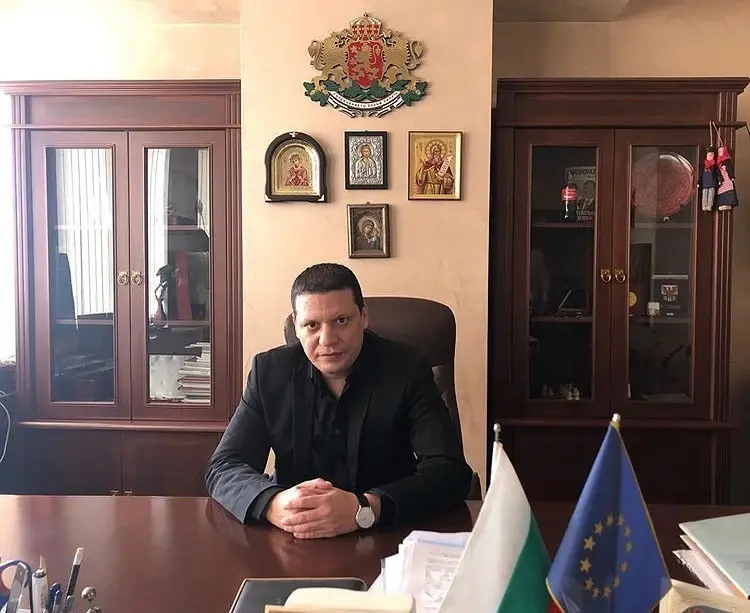 От НАТФИЗ до междугалактическата магистрала: Кой е областният управител, нарекъл протестиращите "изроди"