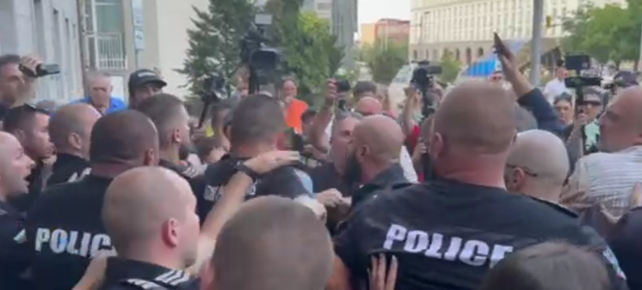 Сблъсъци с полицията и арест на протеста на БОЕЦ пред антикорупционната комисия