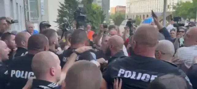 Сблъсъци с полицията и арест на протеста на БОЕЦ пред антикорупционната комисия