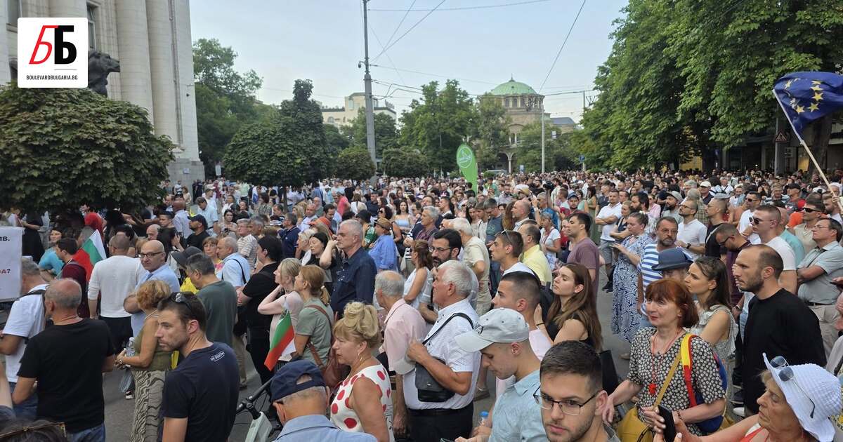 Множество хора се събраха на протеста пред Съдебната палата в