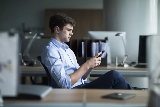 Защо Gen Z мълчат, вместо да поздравяват, когато вдигат телефона