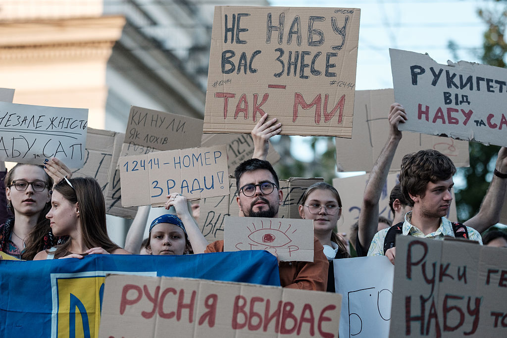 Спорна реформа на Зеленски за антикорупционните органи доведе до протести в Украйна