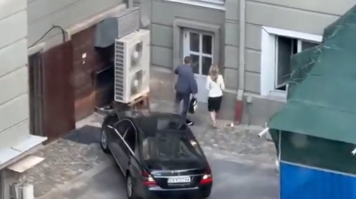 Рая Назарян влиза в парламента като Пеевски - с кола, охрана и съдействие за дамската ѝ чанта (Видео)