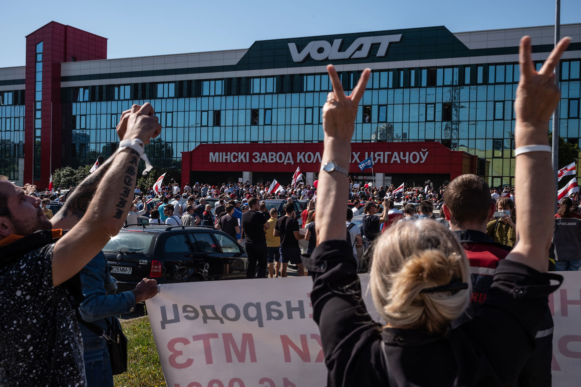 Лукашенко заплаши да затвори всички стачкуващи заводи
