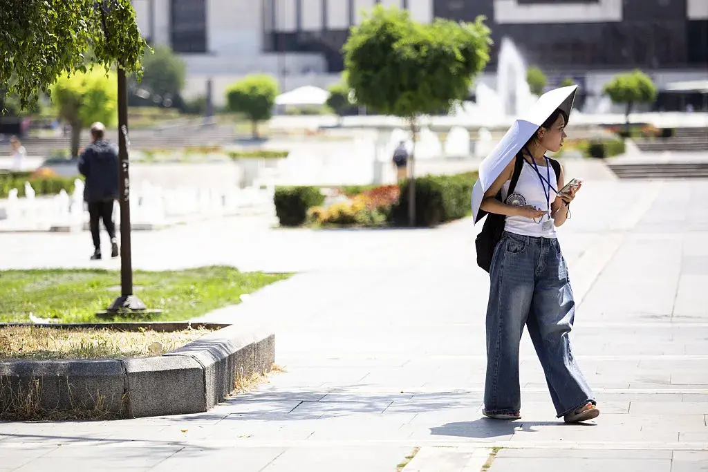 Червен код за опасно високи температури е в сила за голяма част от страната
