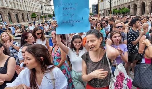 Младите лекари излязоха на нов протест, докато властта отлага решението за заплатите им