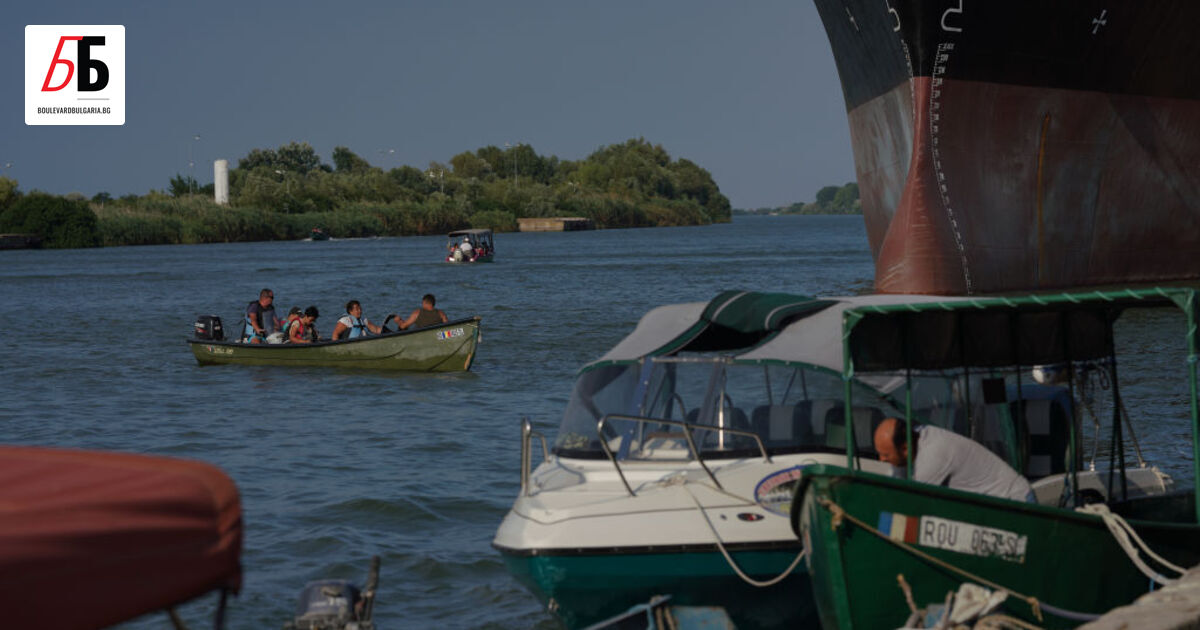 Лодка с 14 туристи на борда се е преобърнала в