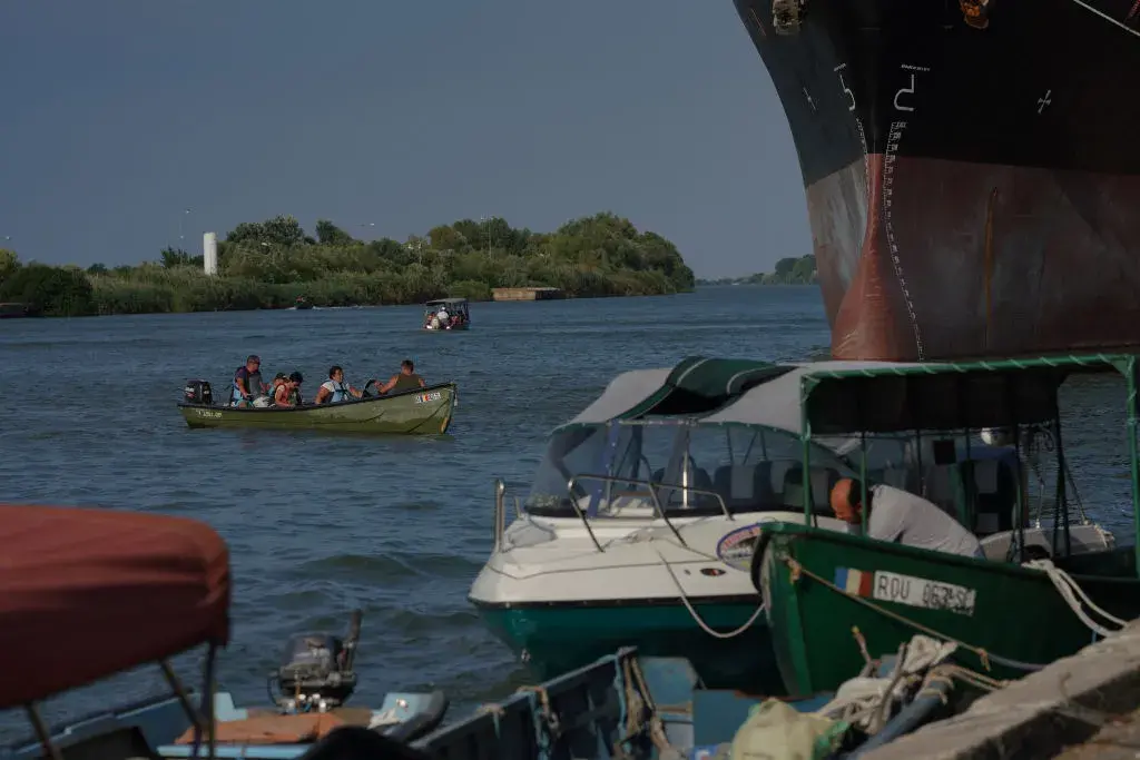 Дете и още 3-ма души загинаха, след като лодка с туристи се преобърна в румънската част на Дунав