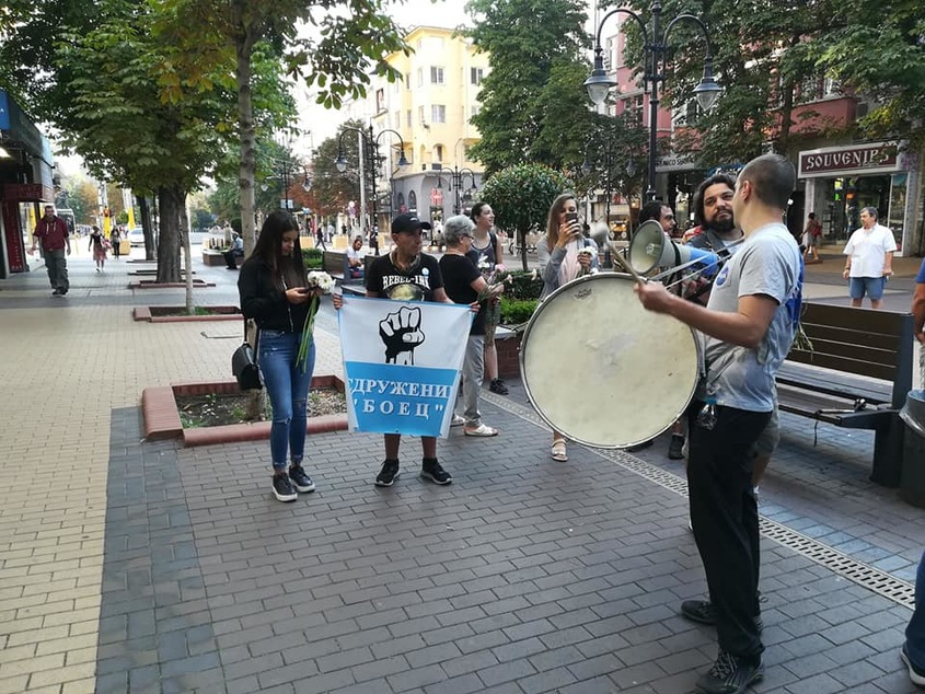 Протестиращи поднесоха на Илиан Тодоров "цветен поздрав на гражданите изроди"