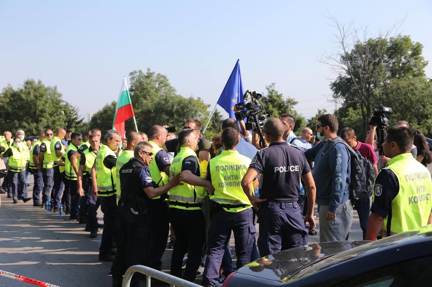 Граждани блокираха пътя към резиденция "Бояна" с искане за оставка на Иван Гешев