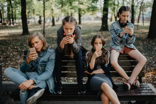 Австралия забранява YouTube за деца под 16 години