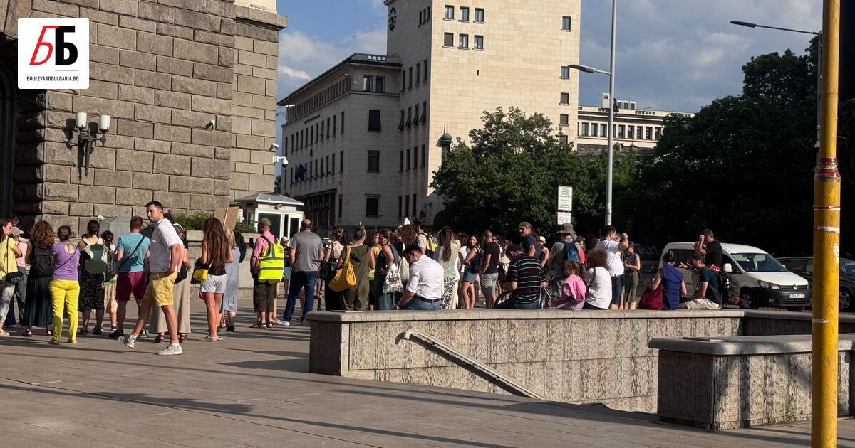 Жители на Трън и района, подкрепени от граждани, народни представители