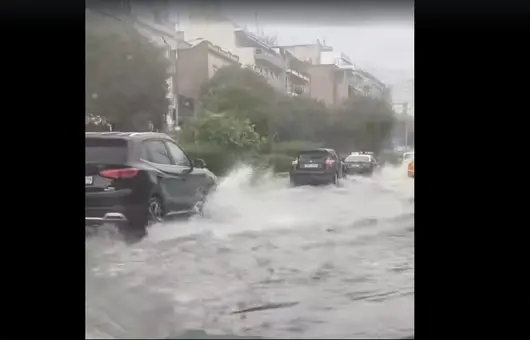 Силни дъждове наводниха пътища в Солун, Халкидики и други части на Гърция