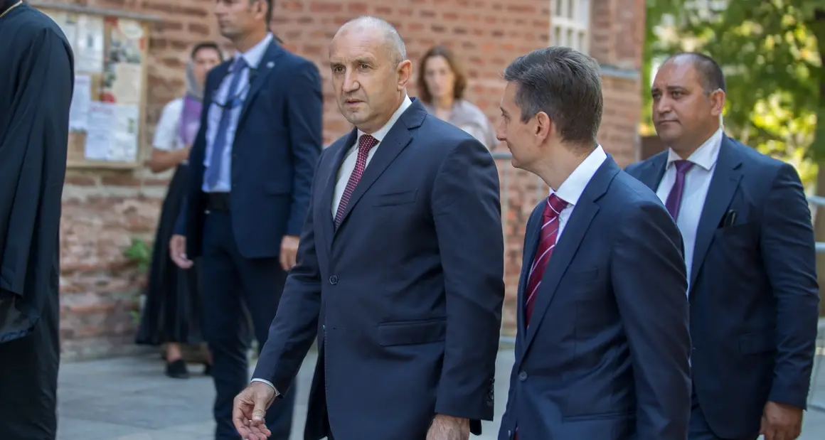 Подалият оставка зам.-кмет на София се появи до Румен Радев и съветниците му в "Св. София"