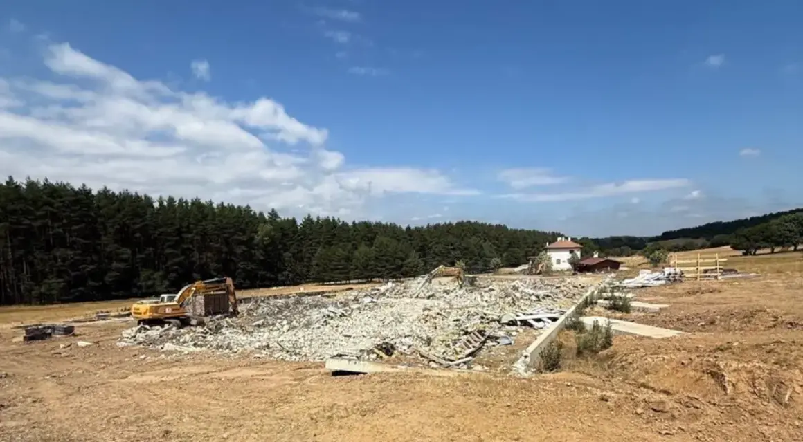 Общината премахна незаконната постройка на Румен Гайтански-Вълка край яз. "Искър"