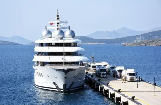 Суперяхтата Amadea на руския олигарх Керимов отива на търг – депозитът е 10 млн. долара