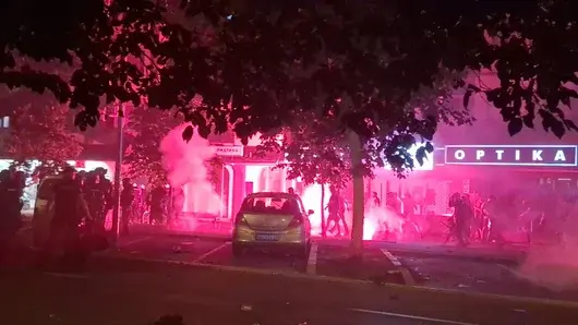 Десетки души пострадаха при сблъсъци в Сърбия между протестиращи и хора на Вучич