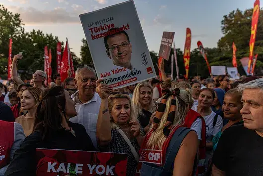 Турската полиция арестува районен кмет и още 43 души в нова акция срещу опозицията