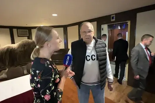Сергей Лавров се появи с блуза "СССР" в Аляска за срещата Тръмп-Путин