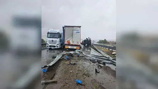 Катастрофа между тирове блокира движението по АМ „Хемус“ край София
