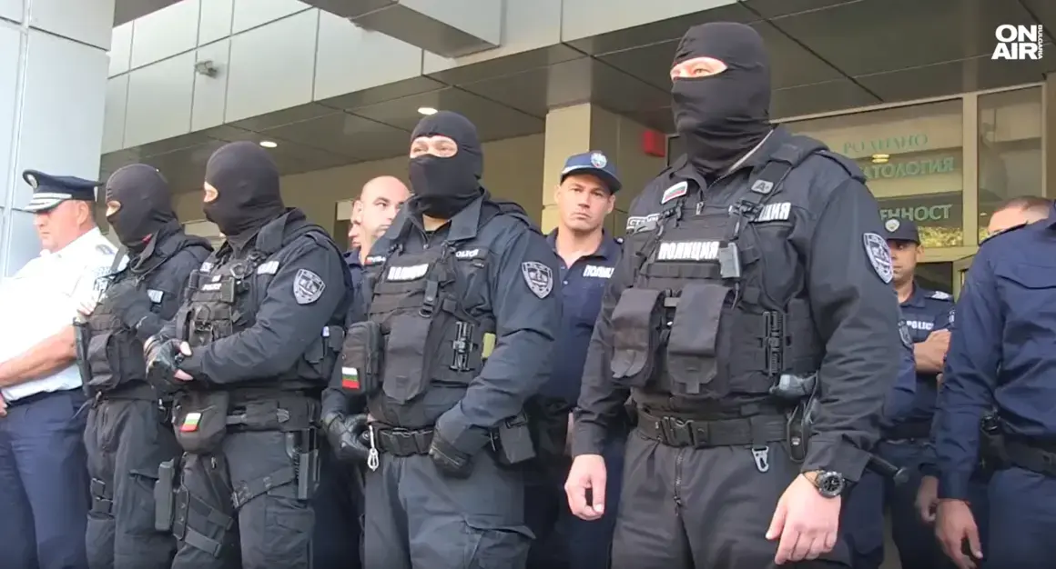 Напрежение в Русе след смъртта на родилка: Полицаи разпръснаха протестиращи, опитали да щурмуват болницата