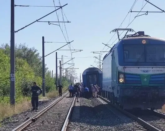 Вагон от влака Бургас-София дерайлира край Стара Загора
