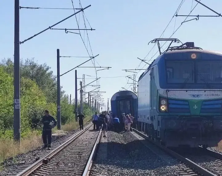 Вагон от влака Бургас-София дерайлира край Стара Загора