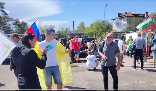 Група привърженици на "Възраждане" чакаха Урсула фон дер Лайен пред ВМЗ-Сопот с руски знамена и тениски Nike 