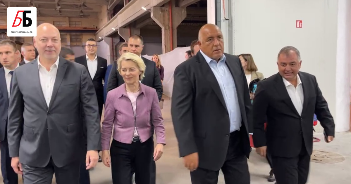 Председателят на Европейската комисия Урсула фон дер Лайен разгледа част