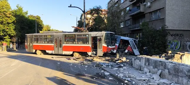 Tрамвай без ватман дерайлира, удари 7 паркирани коли и разруши входа на подлез 